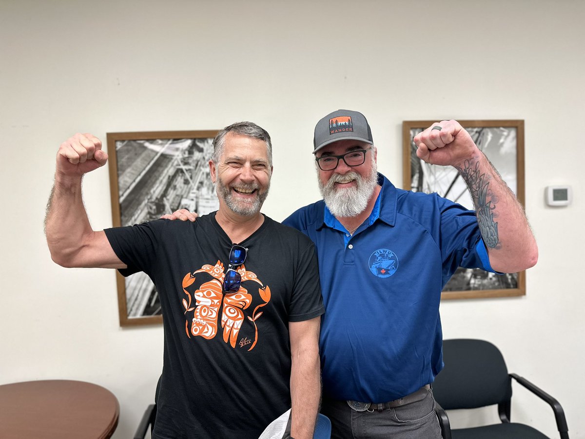 joulenejoulene's tweet photo. INTERNATIONAL SOLIDARITY #supermoon 
#ilwucanstrike #digitalpicketline #longshoreVictory #ilwu #ilwucanada @KiwiMUA @DispatcherIlwu @bcfed @CanadianLabour @MaritimeUnionAU @ILWUCanada https://t.co/W9f5PuhXcl