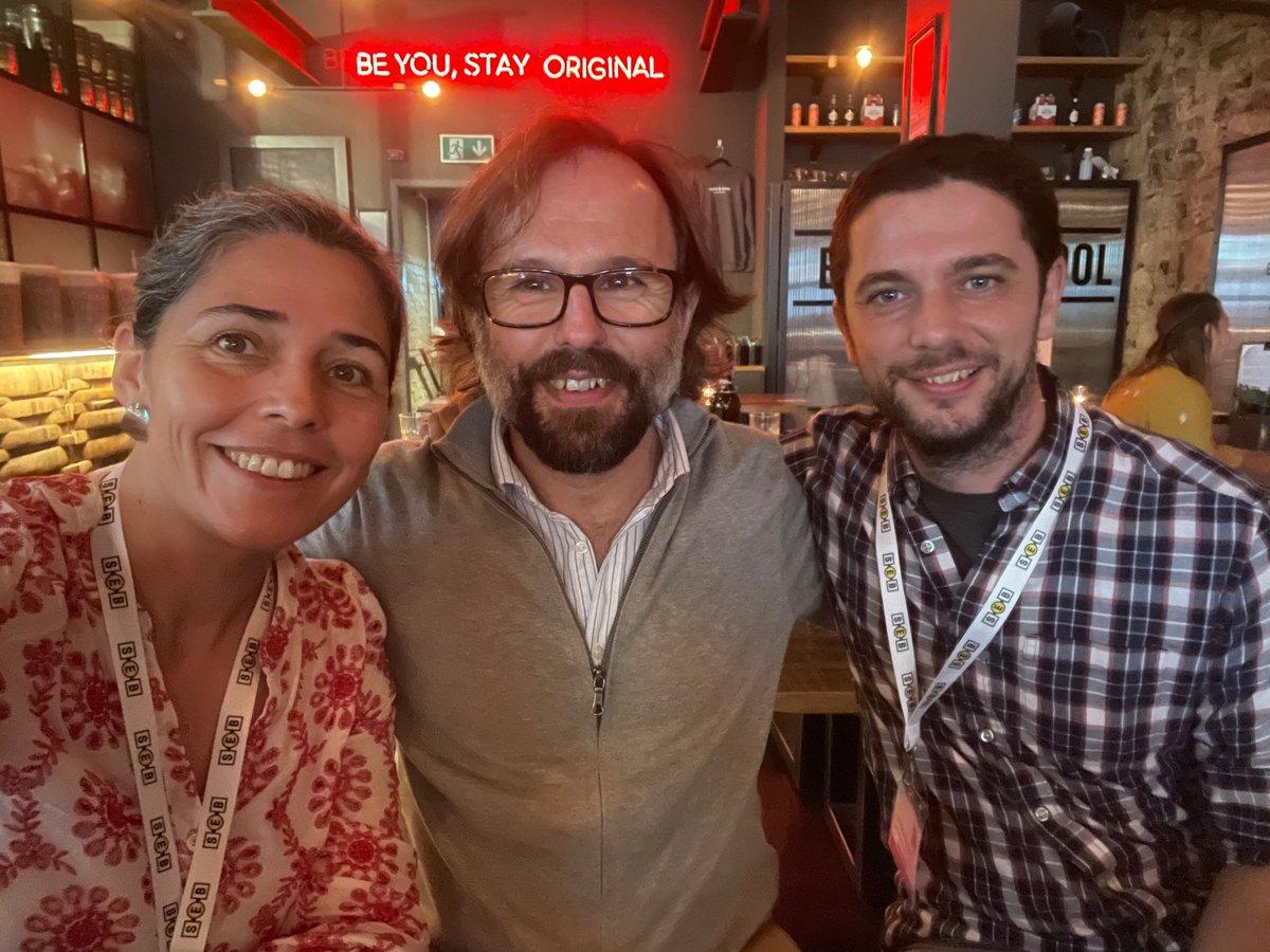 biobiiana's tweet image. How cool to be able to have some bears and talk #Herpsci with these dudes!  @GOrizaola @pabloburraco 🍻 #SEBconference