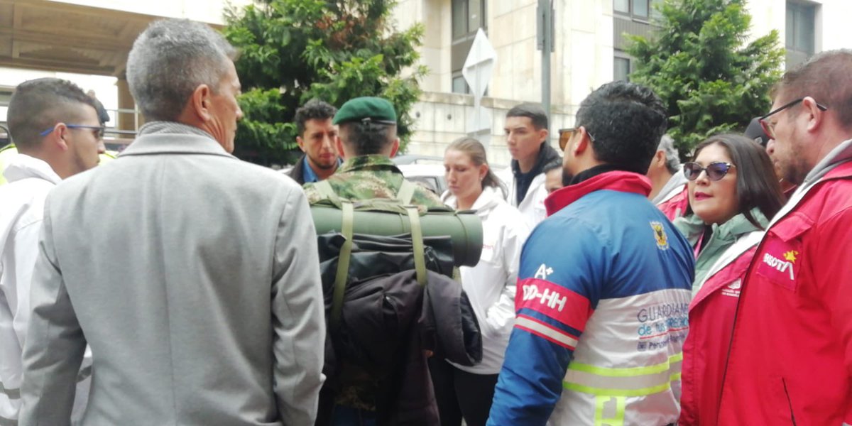 personeriabta's tweet photo. #AEstaHora nuestros guardianes del #GAEPVD hacen presencia frente al Consejo de Estado y dialogan con pensionados por invalidez y sobrevivencia de las Fuerzas Militares que manifiestan por suspensión del pago de la mesada 14 y solicitan su revocatoria.

#GuardianesDeTusDerechos https://t.co/uwEGBwjVwW