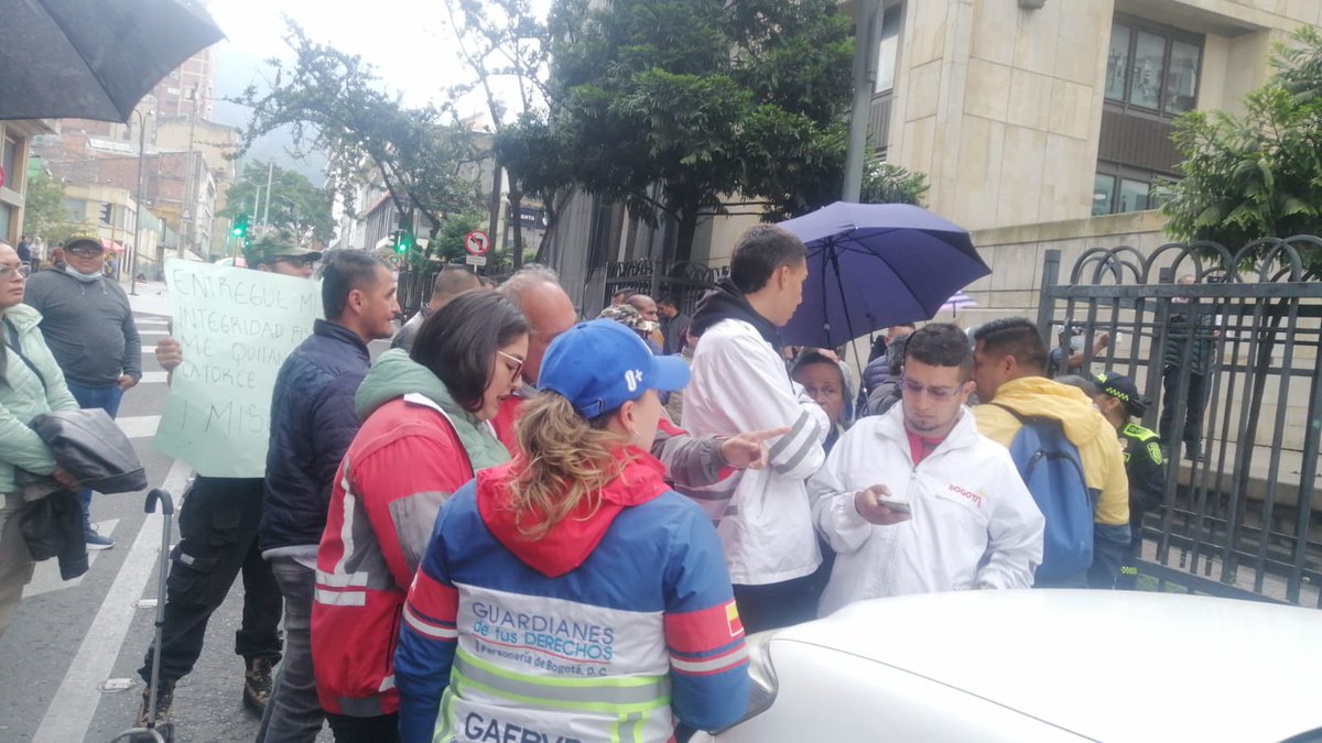 personeriabta's tweet photo. #AEstaHora nuestros guardianes del #GAEPVD hacen presencia frente al Consejo de Estado y dialogan con pensionados por invalidez y sobrevivencia de las Fuerzas Militares que manifiestan por suspensión del pago de la mesada 14 y solicitan su revocatoria.

#GuardianesDeTusDerechos https://t.co/uwEGBwjVwW