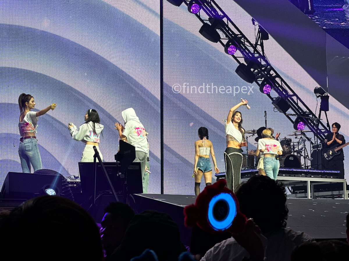 findtheapex's tweet photo. Just like the concert ended and post concert depression began #twice #READYTOBE #READYTOBE_IN_HOUSTON #READYTOBE_IN_HOUSTON_D1 #twice5thworldtour #nayeon #jeongyeon #momo #jihyo #sana #mina #dahyun #chaeyoung #tzuyu https://t.co/pTgzYsd8Uk