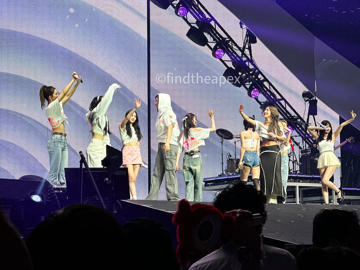findtheapex's tweet photo. Just like the concert ended and post concert depression began #twice #READYTOBE #READYTOBE_IN_HOUSTON #READYTOBE_IN_HOUSTON_D1 #twice5thworldtour #nayeon #jeongyeon #momo #jihyo #sana #mina #dahyun #chaeyoung #tzuyu https://t.co/pTgzYsd8Uk