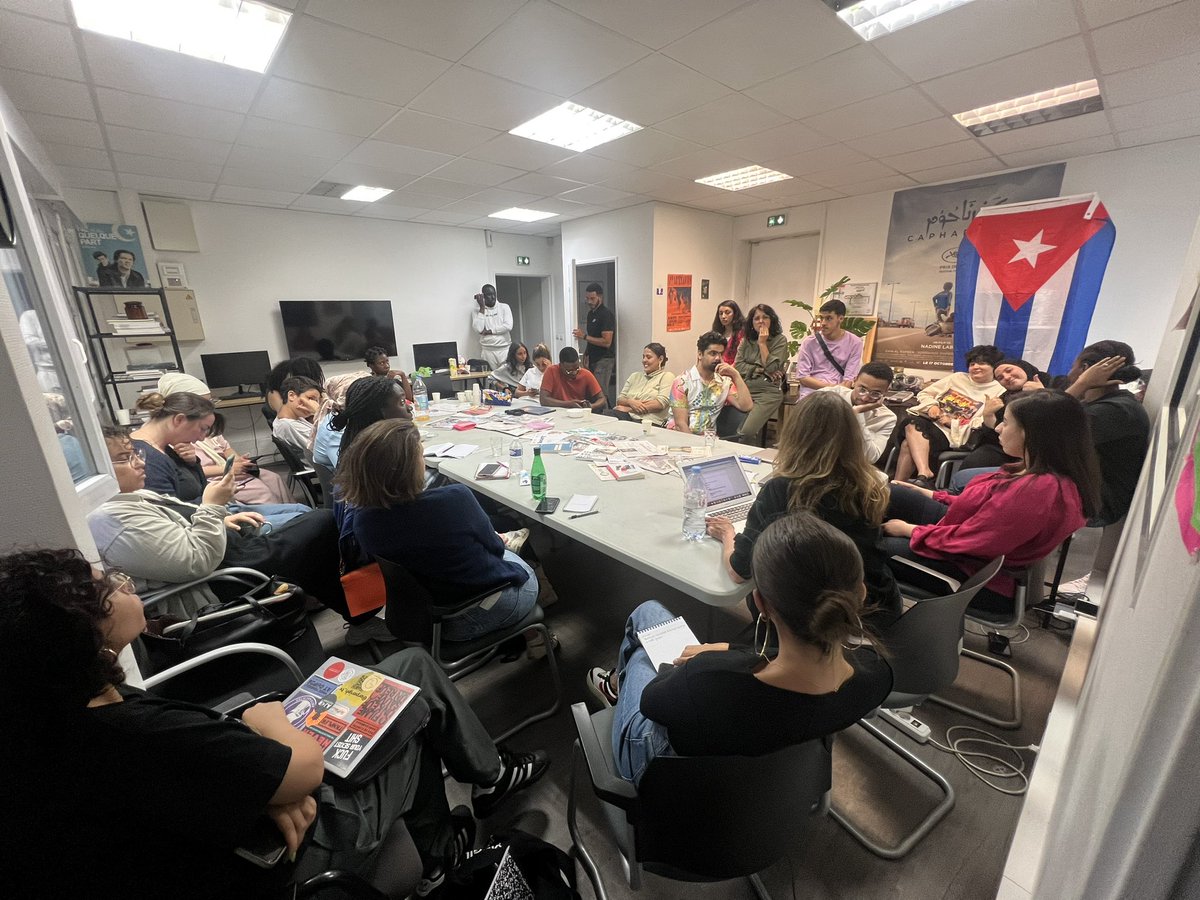 Malgré les difficultés de transports, 35 personnes se sont réunies ce soir autour d’une table pour discuter d’édito, de l’actualité des quartiers populaires. 

C’est ce qu’on fait depuis près de 18 ans en #ConfBB. Et c’était vraiment nécessaire ce soir.