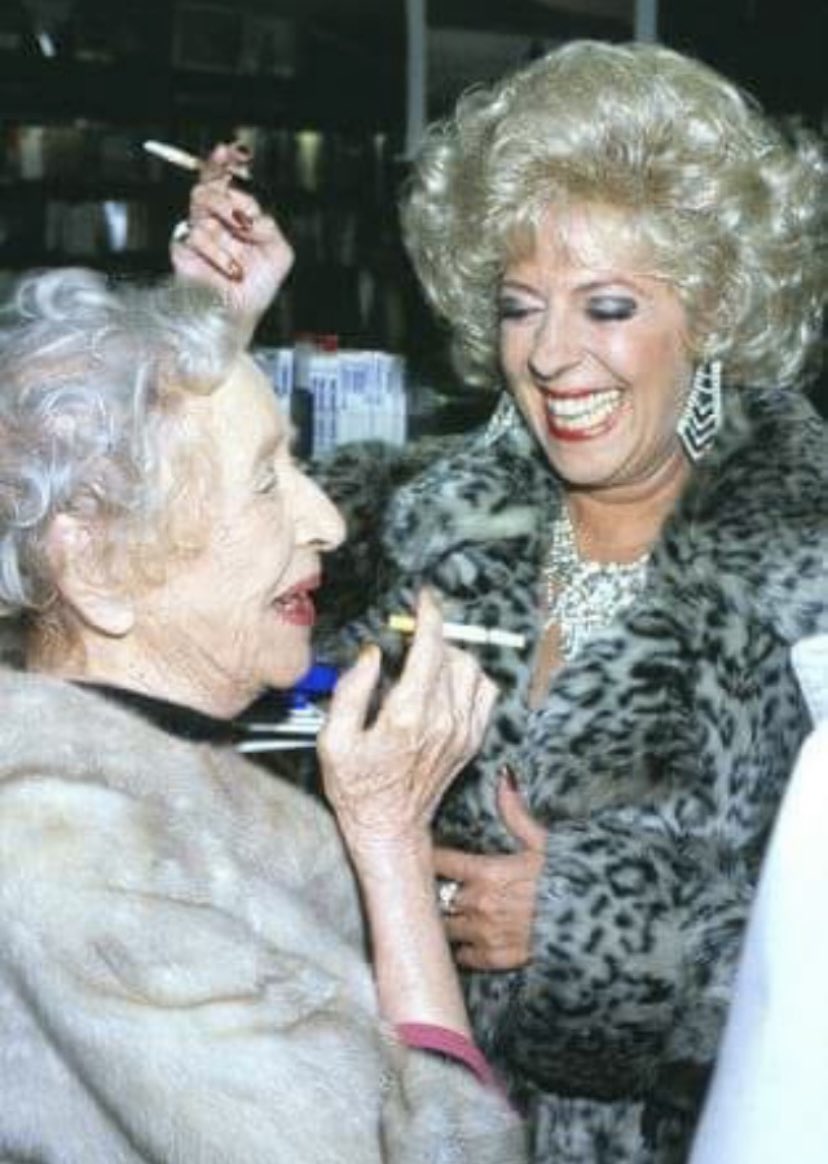 DezCarp's tweet image. When you see a photograph… and think… “oh, how I wish I was there” 📸

yes, it’s that photograph ❤️

#corrie #classiccorrie #TVlegends #roversreturn 

@DorisSpeedFans @Corriepedia @itvcorrie @corriepodcast @CoroStreetBlog @craftedcreature @MichaelAdamsUk