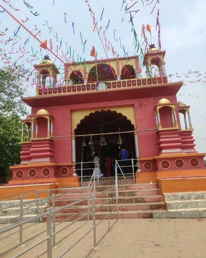 Badalsingh93's tweet photo. देवकुंड का बाबा दूधेश्वरनाथ देश का एक मात्र शिव लिंग जिसकी अग्नि पांच सौ वषों से भी अधिक समय से प्रज्ज्वलित , जहाँ भगवान राम भी पूजा अर्चना किये 

सावन के पहले दिन आज देवकुंड में बाबा दूधेश्वरनाथ पर जलाभिषेक किये ।

@PMOIndia @ZeeBiharNews @BiharTakChannel @myogiadityanath https://t.co/cD0zkp2KEn