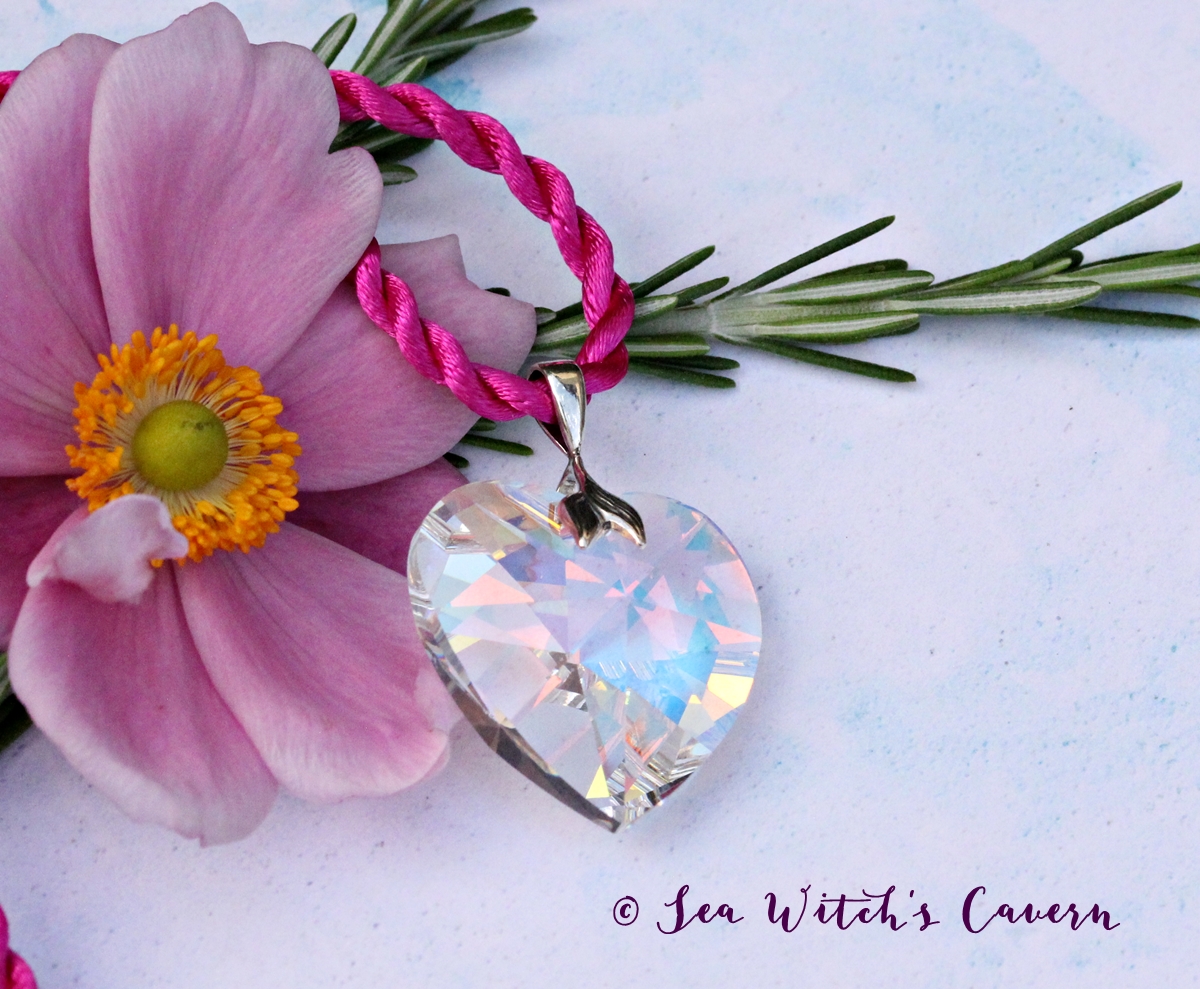 seawitchscavern's tweet image. Add a touch of sparkle to your day with this stunning crystal heart necklace made by me with a Swarovski crystal pendant Perfect as an anniversary gift or bridal jewellery for your special day.  Choice of cord or chain. etsy.me/2ANMyLb #swarovskicrystal
#MHHSBD