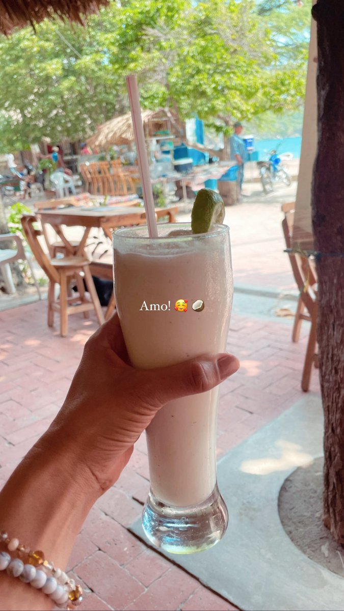 EmmitaCruz's tweet photo. Una limonadita de coco para este calor! 😅🥥🥰 #taganga #colombia https://t.co/CaJUqwKwNN