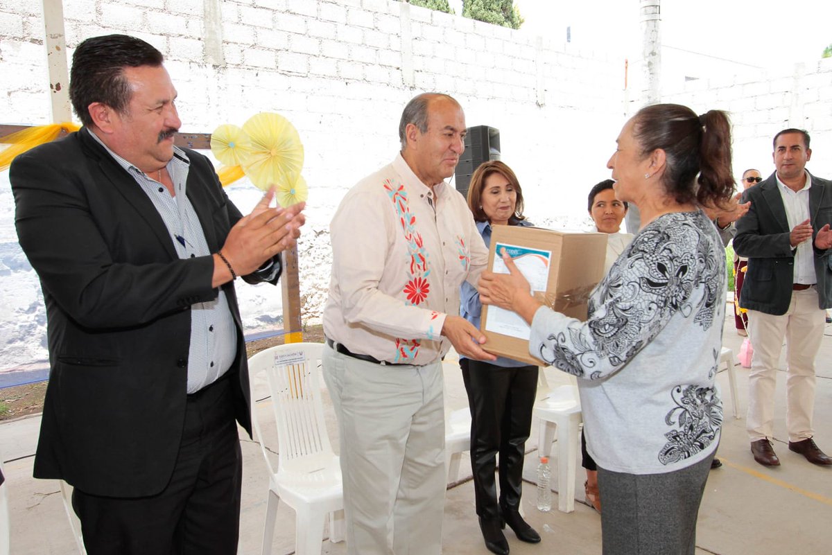 natycastrejonv's tweet photo. La transformación seguirá llegando con pasos firmes a cada rincón y escuela en #Hidalgo, impulsando los sueños y anhelos de niñas, niños, adolescentes y jóvenes; me da mucho gusto acompañar a la comunidad educativa de la escuela primaria “Miguel Hidalgo”, del municipio de #Epazoyucan, como parte de las giras de trabajo que realizamos en todo el estado, para escucharles y atender sus inquietudes. 

Hoy entregamos material de apoyo a jefes de Sector y supervisores escolares, lo cual les permitirá realizar de mejor manera sus actividades de acompañamiento, seguimiento académico y administrativo, en las escuelas de educación básica; queremos fortalecer a todas las figuras que participan en los procesos de enseñanza-aprendizaje, cuya labor se refleja en la oportunidad y calidad con la que se realizan las actividades escolares cotidianas.

#PrimeroElPueblo #PrimeroLaEducación #AccionesQueCambianVidas #GobiernoCercanoAlPueblo #ResultadosParaLaGente