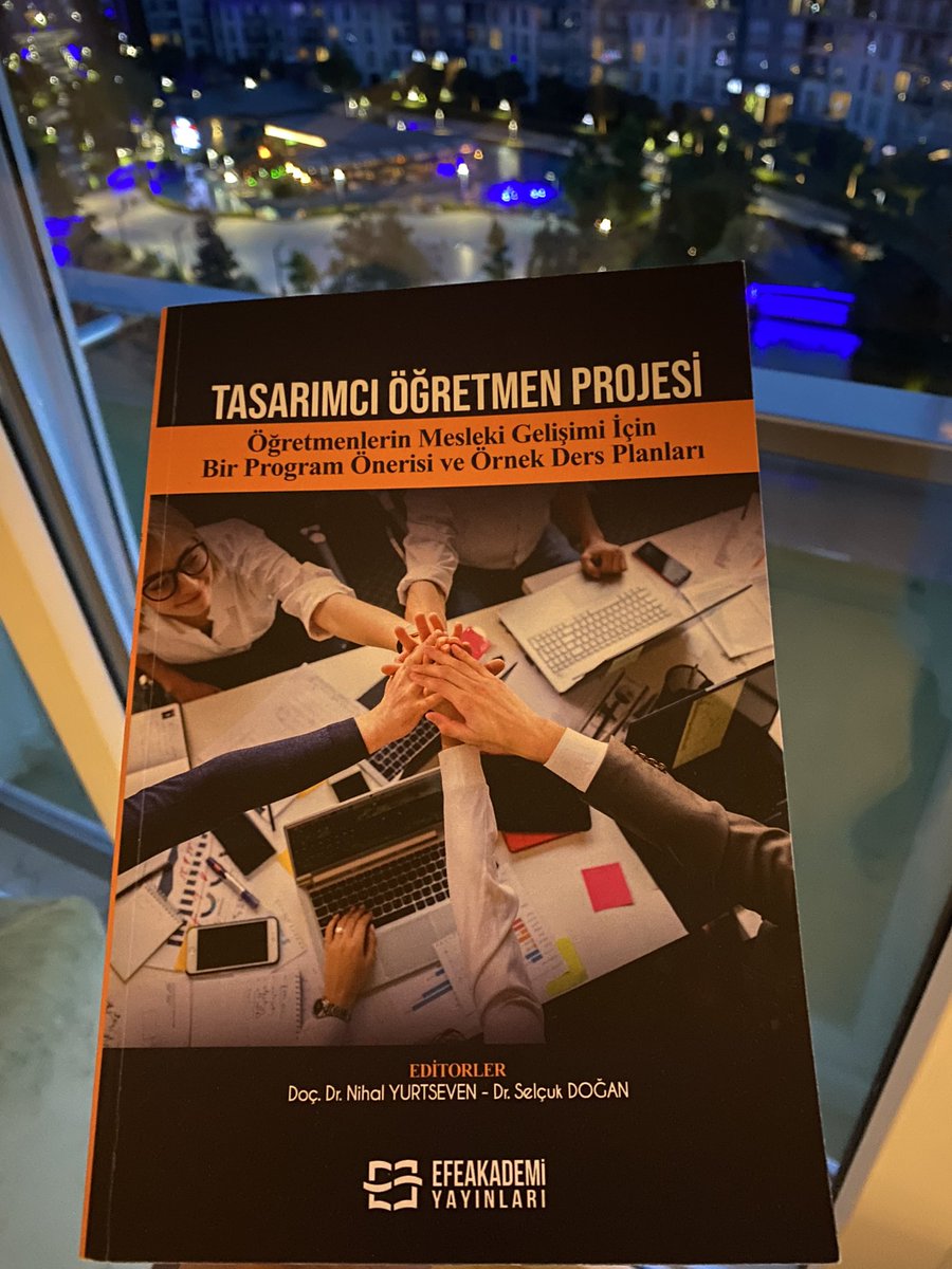 Tasarımcı öğretmenlere ve tasarımcı öğretmen adaylarına bir müjdemiz var! Geçtiğimiz aylarda tamamladığımız projemizin kitabı çıktı.
Kitabımızı yayınevi web sayfasından ya da dijital platformlardan temin edebilirsiniz. 🤗