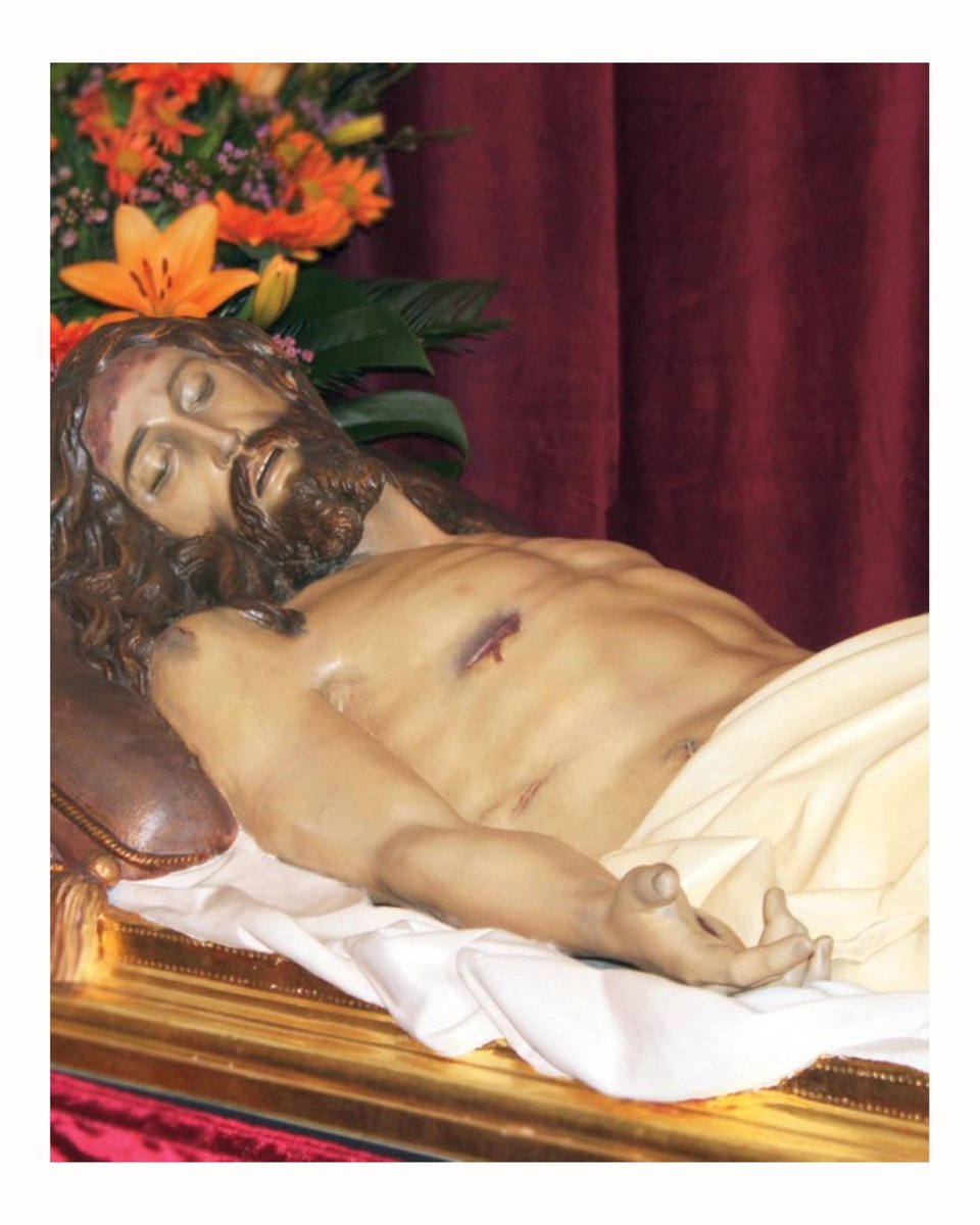 jmssmv's tweet photo. El día de la Corporación es el Miércoles Santo,constituyendo una de las ocasiones para ver la talla del Santísimo Cristo Yacente en procesión portada a hombros por miembros de la Corporación.Contemplar el paso de los Sayones es sumergirse en los inicios de la SSMV #sayones #SSMV https://t.co/XOtYtLNCGP