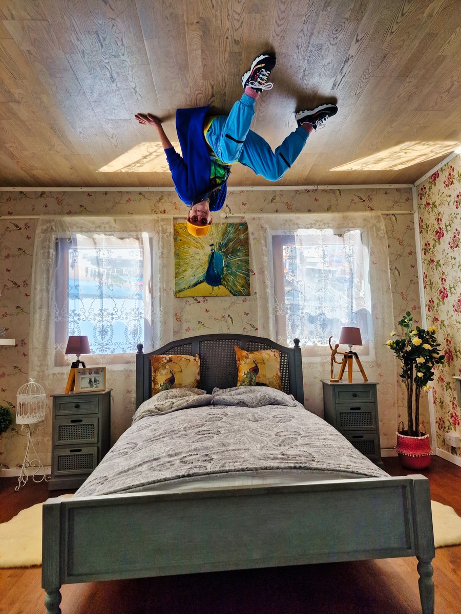 DJairportdisco's tweet image. Hanging around. 😄
#hangingaround #funphoto #upsidedownhouse #familyfun #visitbrighton #relaxing #funactivity #bedroom #bedroomdecor #funny #surrealimages #photooftheday