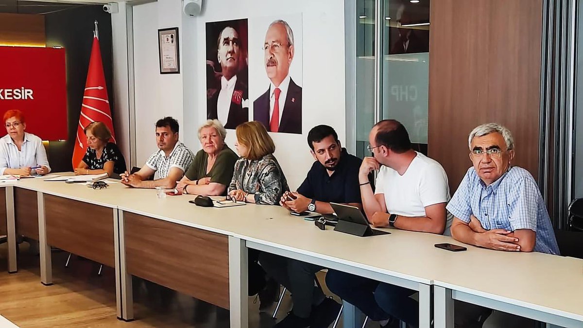 İl Yönetim Kurulu toplantımız; İl Başkanlığımızda gerçekleştirdik. Bu ülkeye demokrasiyi gerçek anlamda getirinceye kadar yolumuza inançla, kararlılıkla devam edeceğiz.