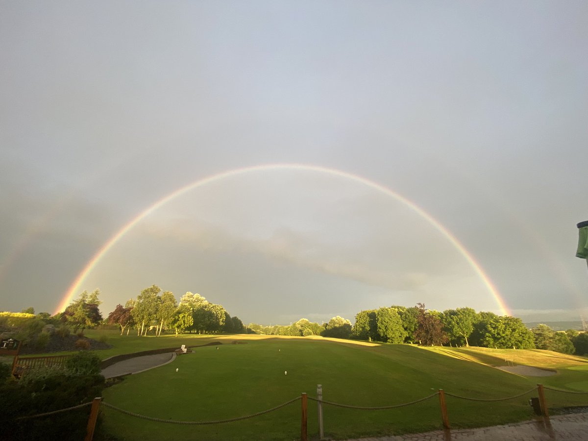 It may be a rainy day but how beautiful does it look with the sun and drizzle this evening!  🌈 

If you look closely you can spot two rainbows!! 🌈🌈