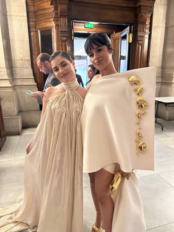 Entretetizei_'s tweet photo. ENCONTRO DO POP! 🤩

Camila Cabello e Gkay na Semana de Moda de Paris. ✨🇫🇷 https://t.co/RzIfSIyghS