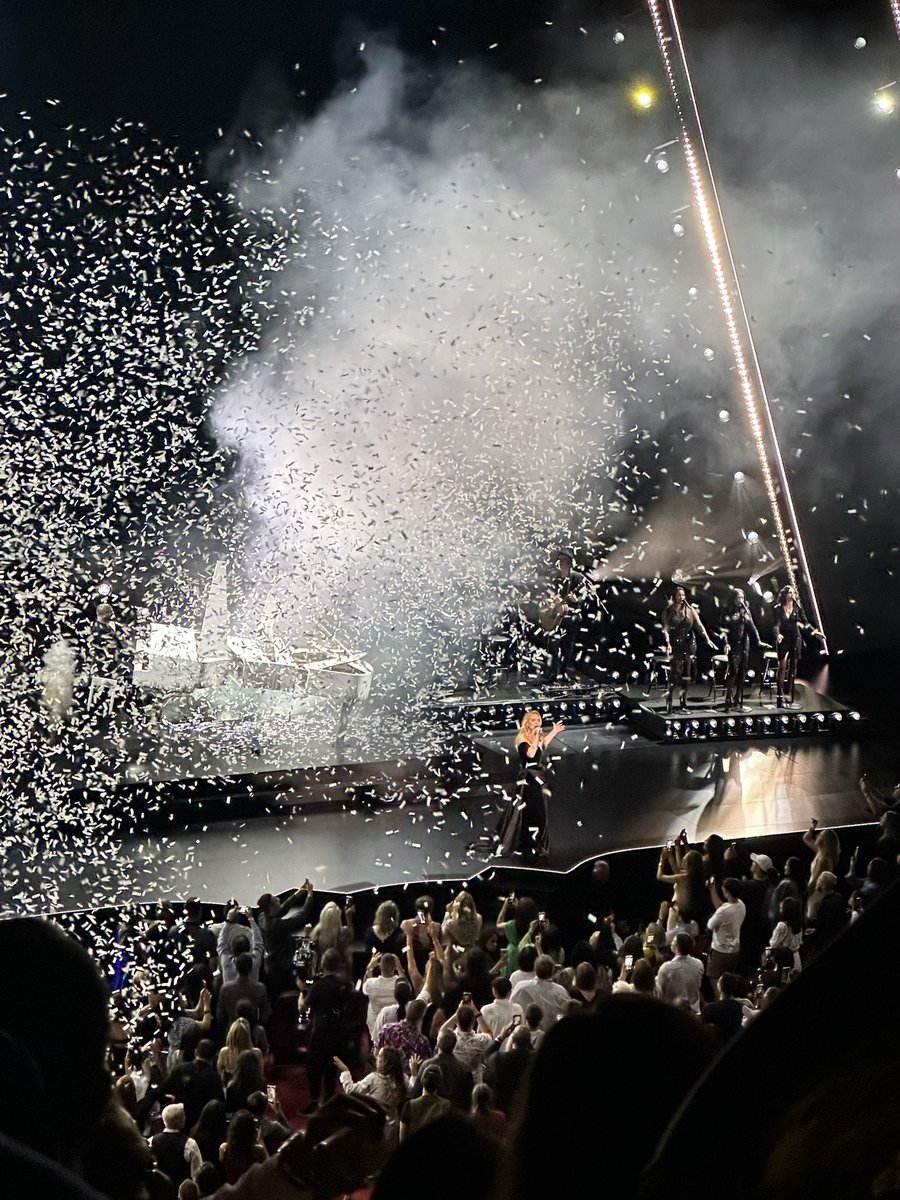 kaythegod3's tweet photo. No exaggeration when I say #WeekendsWithAdele was the best night of my life. Vegas owes me nothing. Adele owes me nothing. I didn’t think I could love her more than I did, but phew, she outdid herself. Thank you for making me feel EVERYTHING 🪐 #lettimebepatient @Adele https://t.co/ZMIflxk4W5