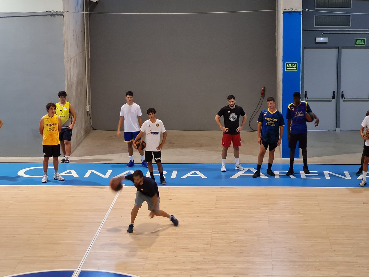 Esbisoni's tweet photo. CAMPUS DE TECNIFICACIÓN 2023
SÉPTIMA SESIÓN: "Situación de 1x1 y su lectura "
Continuamos con la segunda semana de nuestro Campus de Tecnificación y tocó recibir al ya habitual Gaby Alonso, entrenador del C.B. Gran Canaria en la categoría LEB plata.
¡Muchas gracias por todo! https://t.co/epOngMPv6q