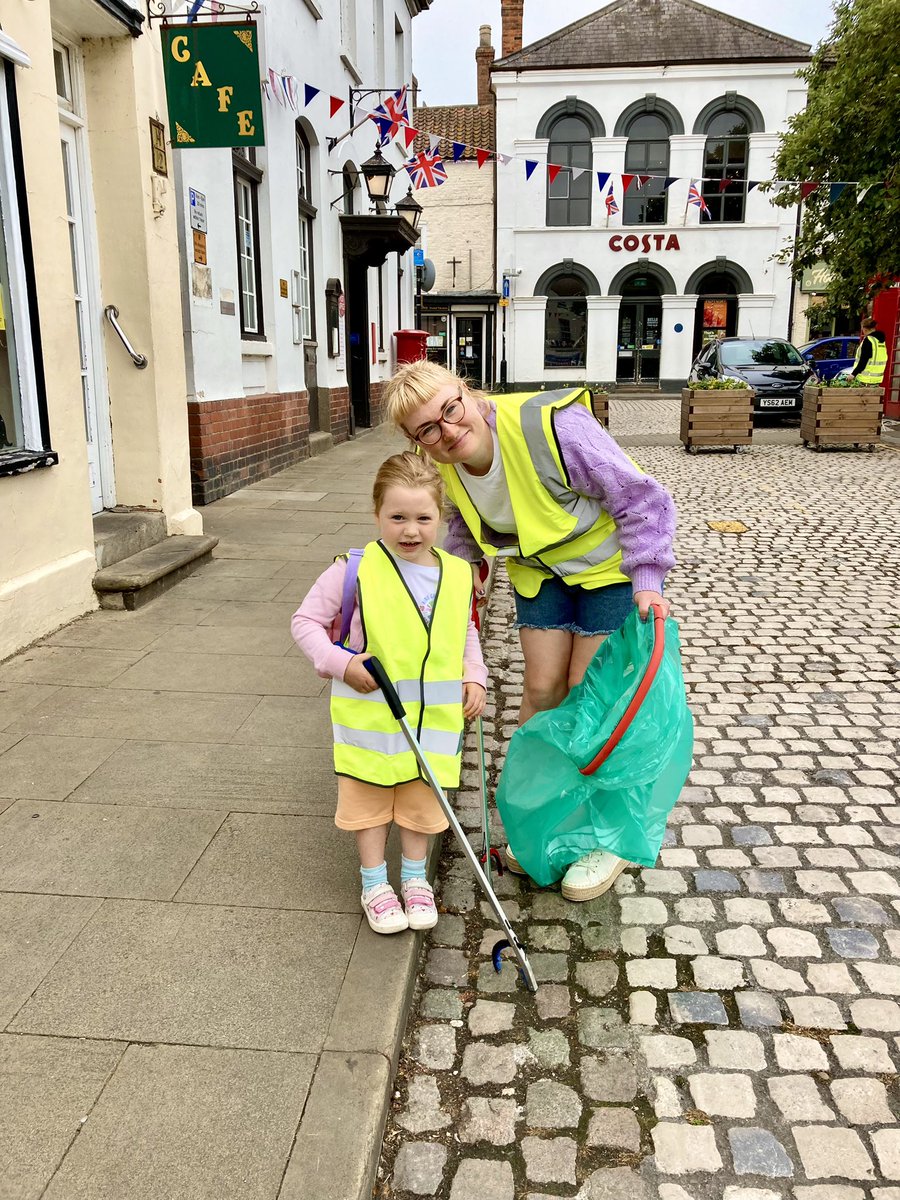 Great to be out helping get Horncastle ready for the #BritainInBloom judges to visit #LoveHorncastle