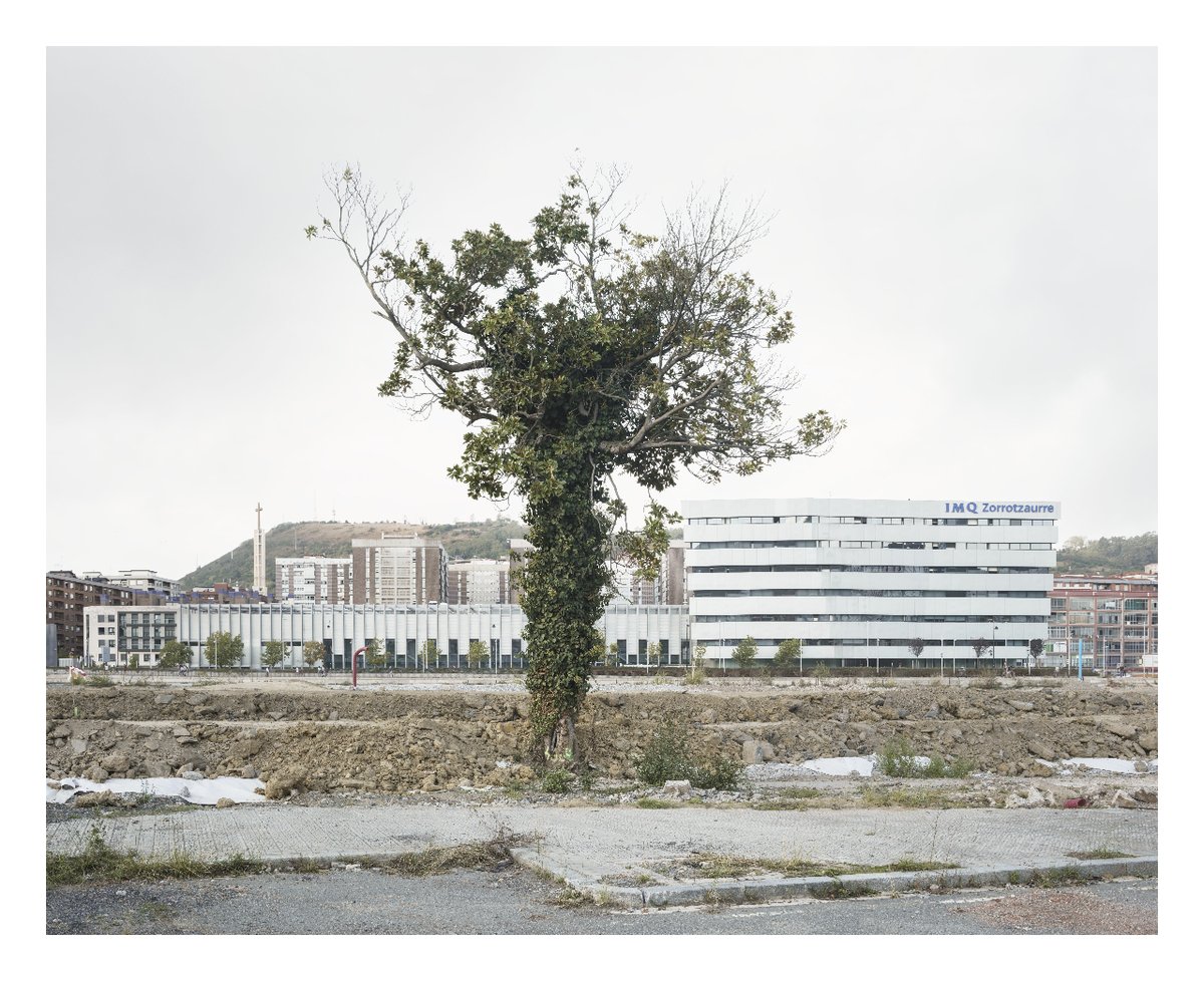 <a href="/mariaazkarate/">María Azkarate</a> <a href="/bilbaometropoli/">Bilbao Metropoli 30</a> Utiliza la cámara para investigar lo que se encuentra en los márgenes urbanos y nutrirse de aquellos elementos que se mantienen fuera del orden establecido.