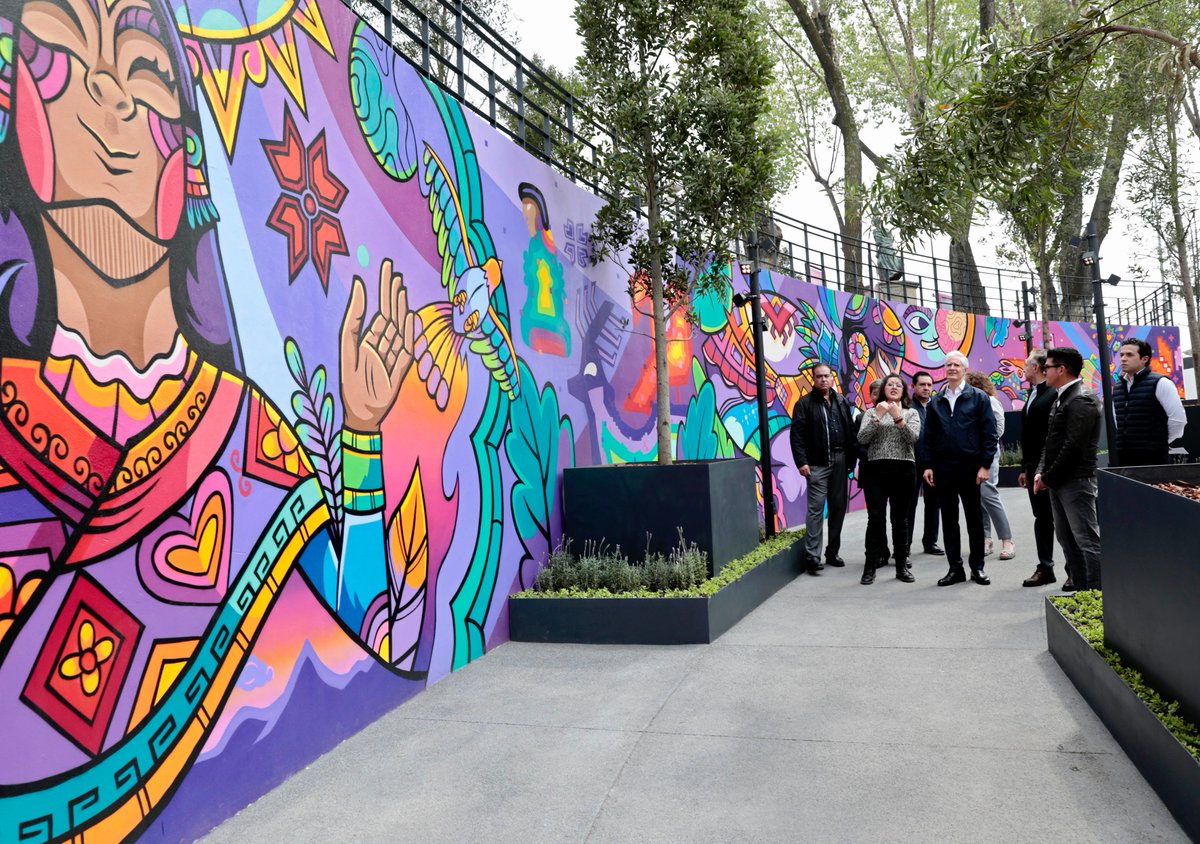 La Plaza González Arratia cuenta con murales, exposición de fotografías y arte moderno.