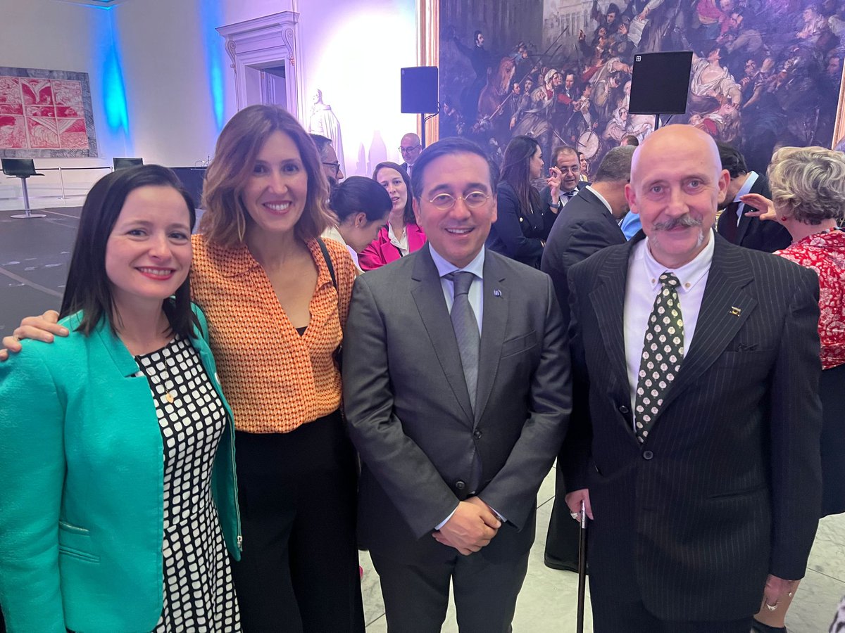 Hoy el <a href="/CREBelgica/">CRE Bélgica</a> ha asistido al acto de inauguración de la Presidencia Española del Consejo de la UE 🇪🇸🇪🇺 #EU2023ES y le hemos trasladado brevemente al Ministro <a href="/jmalbares/">José Manuel Albares</a> las preocupaciones de los residentes en Bélgica

#EspañaEnBélgica