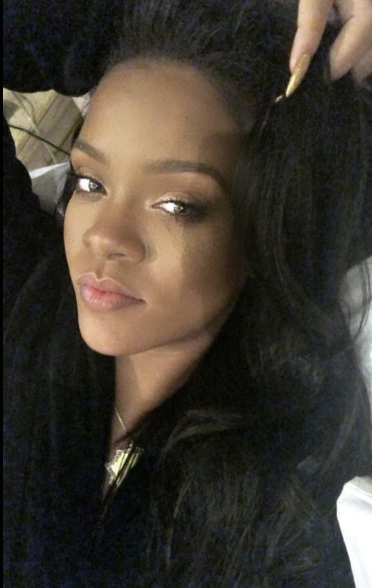 RihannaServes's tweet photo. rihanna selfie era ♡ https://t.co/DwWXjJF6FM