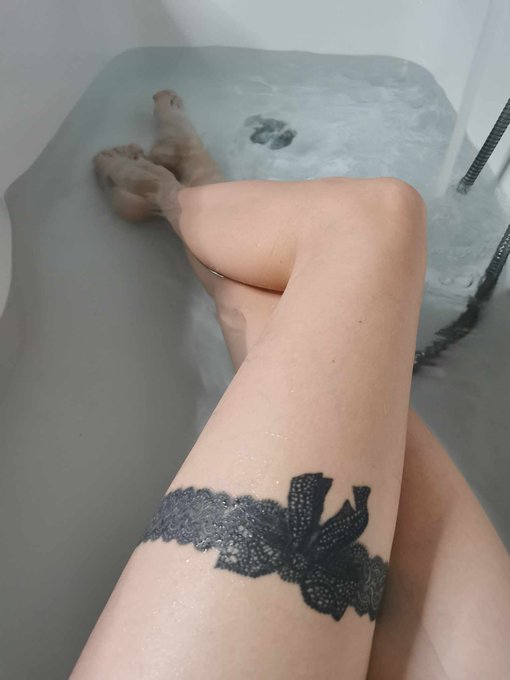 Et on finit cette journ&eacute;e, ensemble, dans mon bain, je vous attend! https://t.co/pTH9fBop9S