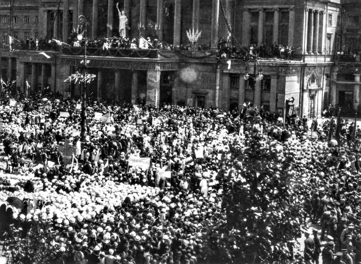 ResearchTeacher's tweet photo. July 4, 1921, Warsaw, Poland. Replica of the Statue of Liberty visible on the balcony of the Grand Theatre (Teatr Wielki) above a crowd of thousands. 

Celebrating American Independence Day was a sign of gratitude to the USA for saving a generation of young Poles from starvation. https://t.co/FPPodBXDLz