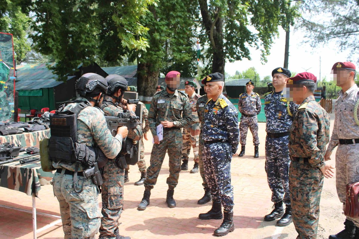 indiannavy's tweet photo. In recognition of the high level of #preparedness #commitment &amp; #grit displayed by the valiant #MARCOs deployed for Op Rakshak, Adm R Hari Kumar #CNS, visited Naval Det (N) at North Kashmir &amp; motivated them to continue with #IndianNavy's motto of #duty, #honour &amp; #courage. https://t.co/QNmdm7mEwi