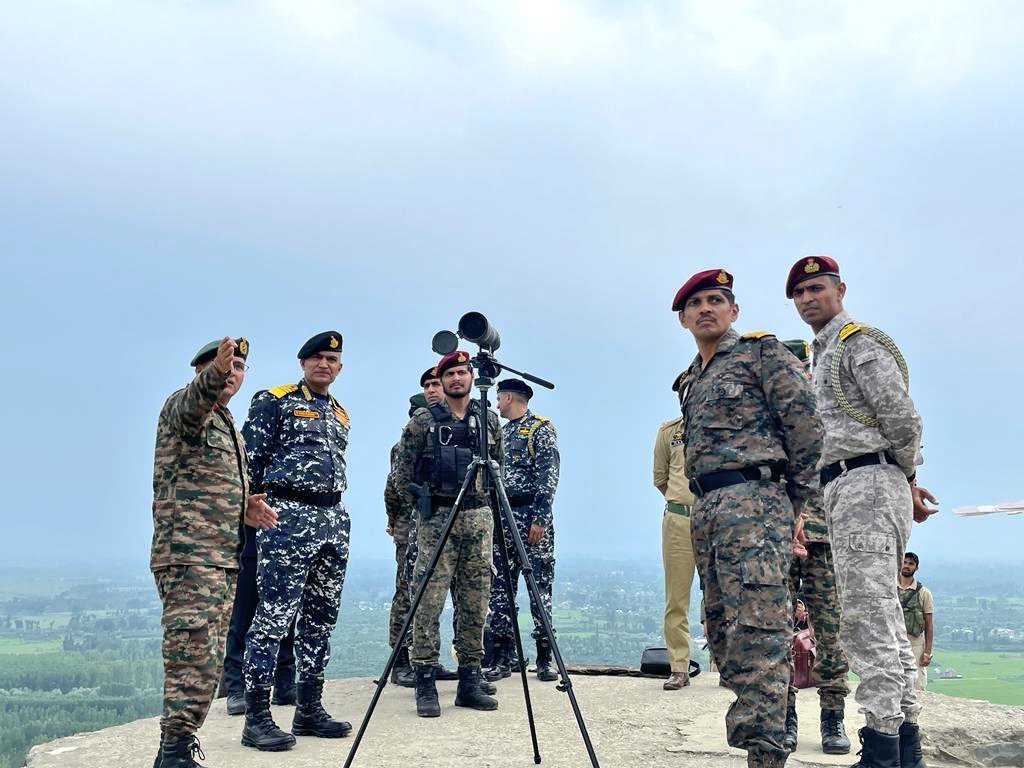 indiannavy's tweet photo. In recognition of the high level of #preparedness #commitment &amp; #grit displayed by the valiant #MARCOs deployed for Op Rakshak, Adm R Hari Kumar #CNS, visited Naval Det (N) at North Kashmir &amp; motivated them to continue with #IndianNavy's motto of #duty, #honour &amp; #courage. https://t.co/QNmdm7mEwi