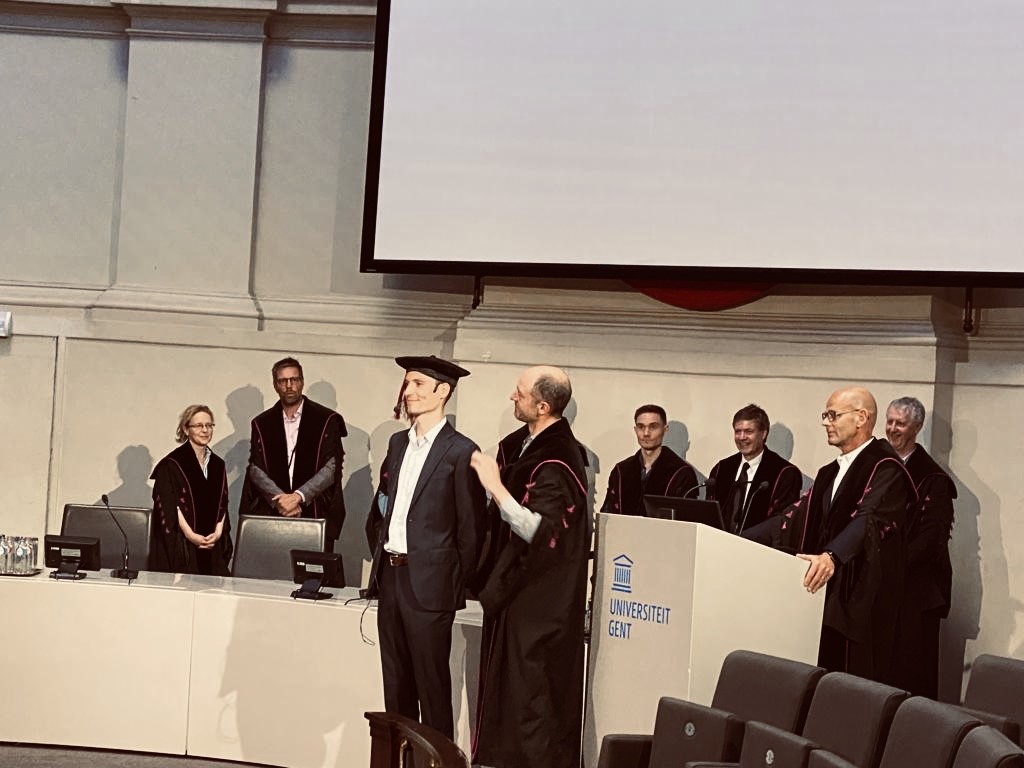 Nieuwe PhD-gloriedag @Reva_UGent Sterk doctoraat Straffe nieuwe doctor @HelleputteSimon Sterke jury Straffe promotoren Patrick Calders, Bruno Lapauw en Tine De Backer Samengevat: we zijn weerom heel trots! 👏👏👏 @ugent_fge