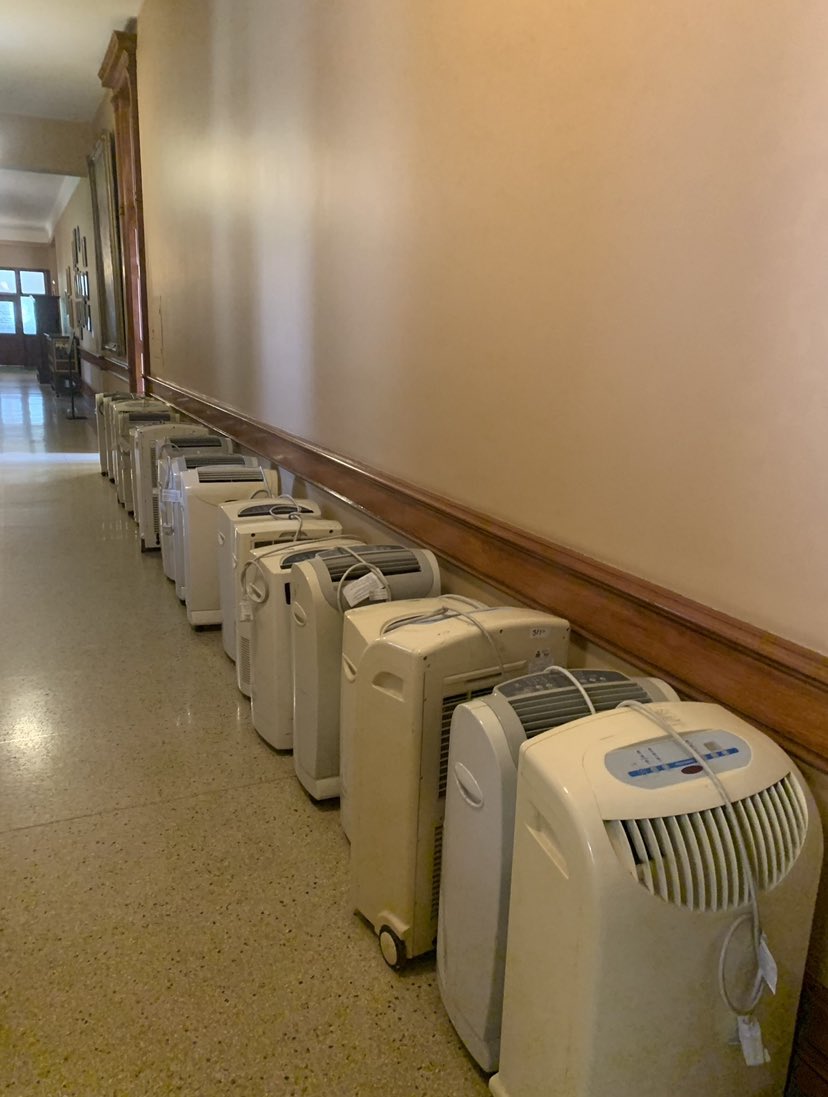 JILLSLASTWORD's tweet image. As this government continues to deny you air conditioning, a maximum temperature for all buildings &amp;amp; your right to SAFETY in your own home, here’s a sneak peek into the halls of Queen’s Park.

All for me. None for thee. That’s the @fordnation agenda.

#ONPoli #TOPoli