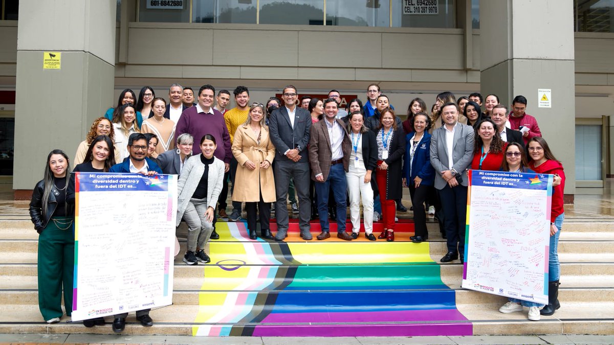 Bogota_Turismo's tweet photo. #AEstaHora | El director @AndresOClavijo junto a funcionarios, colaboradores y el equipo directivo del @IDTBogota hace entrega al director de Diversidad Sexual @SePuedeSer @DavidAlonzoC los compromisos que firma el #IDT con la diversidad en nuestra capital. #EnBogotaSePuedeSer https://t.co/24GBvTovlD