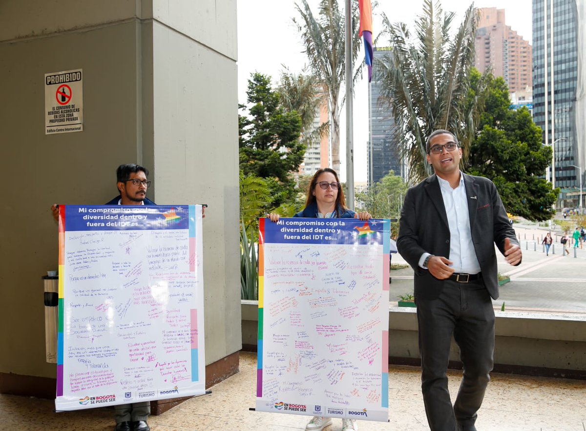 Bogota_Turismo's tweet photo. #AEstaHora | El director @AndresOClavijo junto a funcionarios, colaboradores y el equipo directivo del @IDTBogota hace entrega al director de Diversidad Sexual @SePuedeSer @DavidAlonzoC los compromisos que firma el #IDT con la diversidad en nuestra capital. #EnBogotaSePuedeSer https://t.co/24GBvTovlD