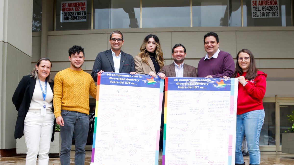 Bogota_Turismo's tweet photo. #AEstaHora | El director @AndresOClavijo junto a funcionarios, colaboradores y el equipo directivo del @IDTBogota hace entrega al director de Diversidad Sexual @SePuedeSer @DavidAlonzoC los compromisos que firma el #IDT con la diversidad en nuestra capital. #EnBogotaSePuedeSer https://t.co/24GBvTovlD