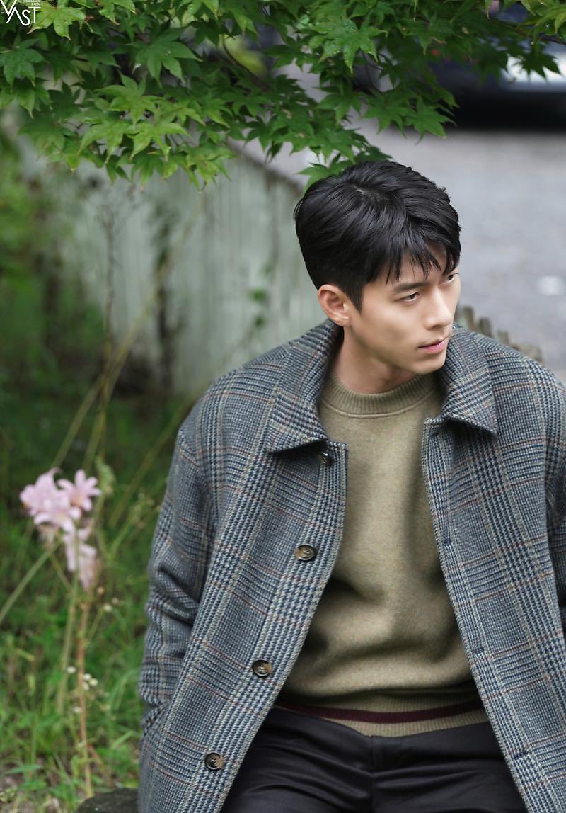 iselweiss's tweet photo. When I first watched Crash Landing on You I was attracted by his acting performance I felt that RJH really existed and then I became his fan after the drama ended
This is the first photo that attracted me when I searched about him.
Happy 20th anniversary as an actor🤍
 #My_1st_HB https://t.co/91qJAbdgod