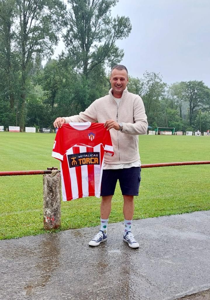 ¡¡¡NUEVO FICHAJE!!!

EDU

Habilidoso centrocampista, curtido en mil batallas, con experiencia en el Siero, Condal, Lealtad, San Martín…

Un jugón para nuestro medio campo.

¡Bienvenido a casa!

#VamosPilo ❤️🤍❤️