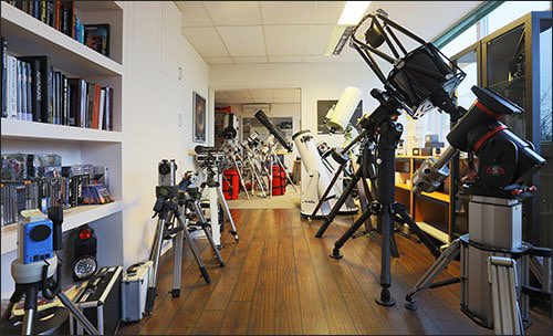 Zojuist bericht ontvangen dat er afgelopen nacht is ingebroken bij telescopen-speciaalzaak ROBTICS in Leidschendam. Onder meer Takahashi telescopen, TeleVue en Explore Scientific oculairs zijn buitgemaakt. Gelieve verkoopsites in de gaten te houden op verdachte advertenties.