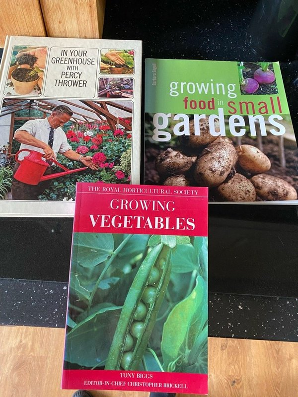 OFFER: 3 gardening / growing veg books (Gamesley SK13) ilovefreegle.org/message/100588…