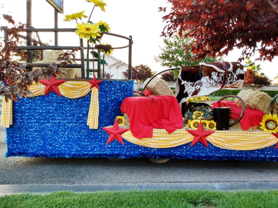 ElissaShakal's tweet photo. #4thofJuly2023 #Summerlinlv #LasVegas #parade setting up.  A preview of some of the floats!  #StarsandStripes #redwhiteandblue #IndependenceDay https://t.co/EvOPbkxYSh