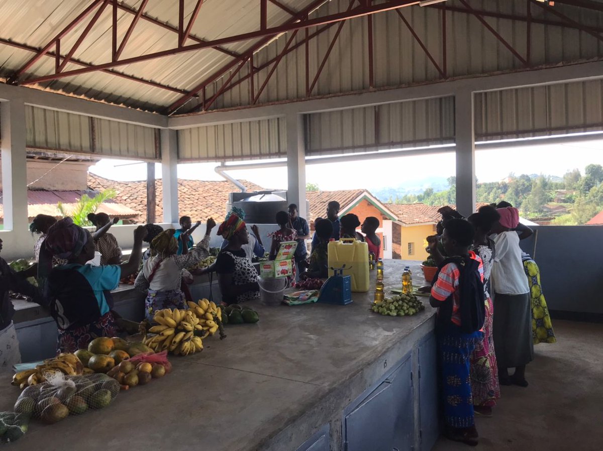 Ruhango_Sector's tweet photo. Mu murenge wa @Ruhango @RutsiroDistrict  twizihije umunsi wo kwibohora29, twanatashye ibikorwa birimo amasoko 2 ya kijyambere, ikusanyirizo ry’amata rya Bitenga na 50ha z'amaterasi. Abaturage batishoboye borojwe inyana 22 na HE Paul KAGAME, mu gusabana hakinwe umupira w'amaguru. https://t.co/wPe4POFS8X