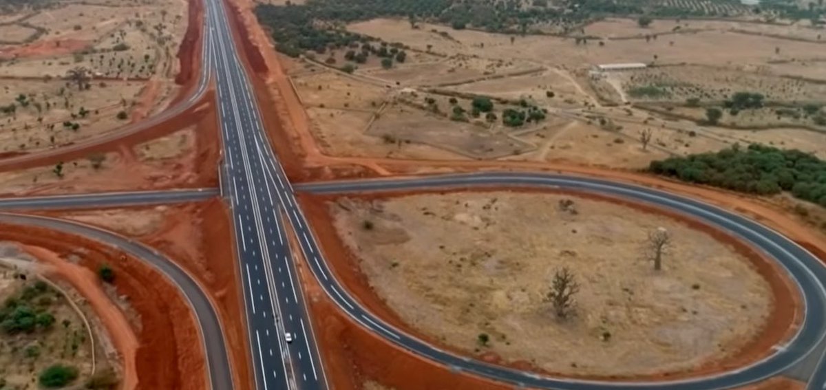 benjimk's tweet image. Au Sénégal 🇸🇳 , sous Macky Sall, de 2012 à nos jours, 2526 kilomètres de routes ont été asphaltées, 6673 Km de pistes aménagées, 189 Km d’autoroutes, 20 ponts construit.
