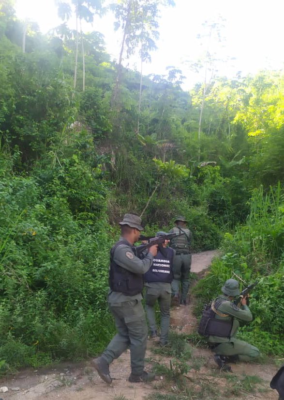En el marco de la #OperacionCaciqueCayaurima, la URRA de Combate Anzoátegui efectuó patrullaje y escudriñamiento en trochas y caminos de los sectores Cipara y Macanillal en el municipio Arismendi del Edo. Sucre