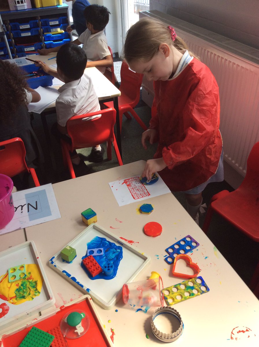 GSPSFrance's tweet photo. @GSPSFrance @GwladysStPrim had a fantastic art lesson today. We used a range of objects from around our classroom to print with. We also learnt what the primary colours are. #GSPSART https://t.co/HXWeyKHm5m