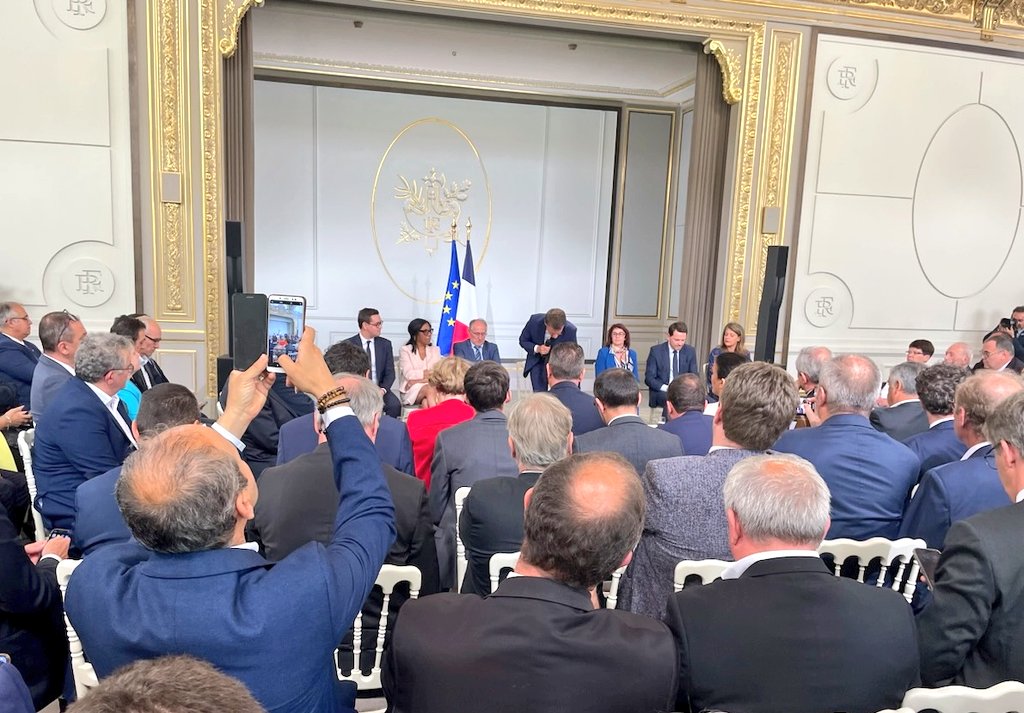 marymillet69's tweet photo. Une journée à Paris pour échanger avec le Président @EmmanuelMacron sur les préoccupations des maires. En attente du déroulé de la feuille de route annoncée ! Je suis déterminée pour le bien des habitants @st_genis_laval #AppeldesMaires @l_amf https://t.co/vSApWLEno5