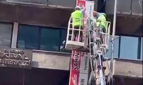 Sonunda İzmir de Arapça Tabelalar Sökülüyor.