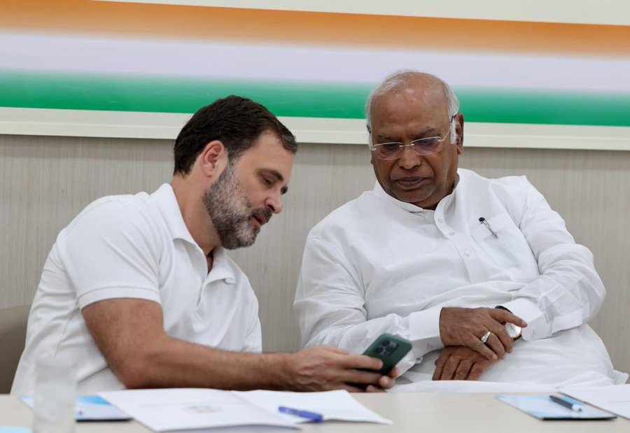 abhinsanity's tweet photo. Kharge Ji, say #HelloModi 👋🏽👋🏽 here!! https://t.co/vhEDm7LoWf