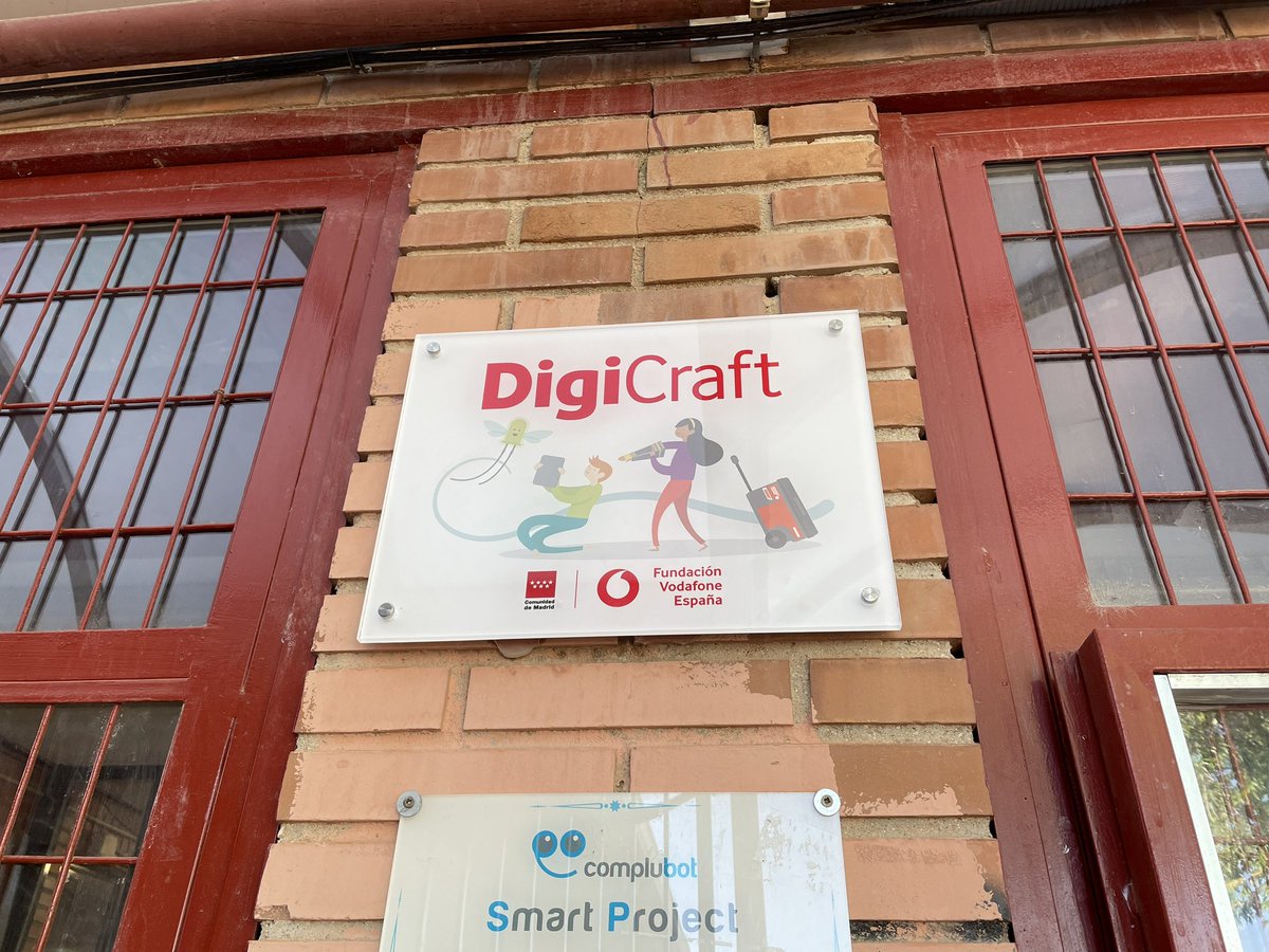 ceipgonzalo's tweet photo. Ya tenemos la placa de #DigiCraft de @FundVodafone en la fachada de nuestro colegio ¡Ya somos centro de Referencia de DigiCraft 🎉🎉🎉 https://t.co/X168uWpUAh