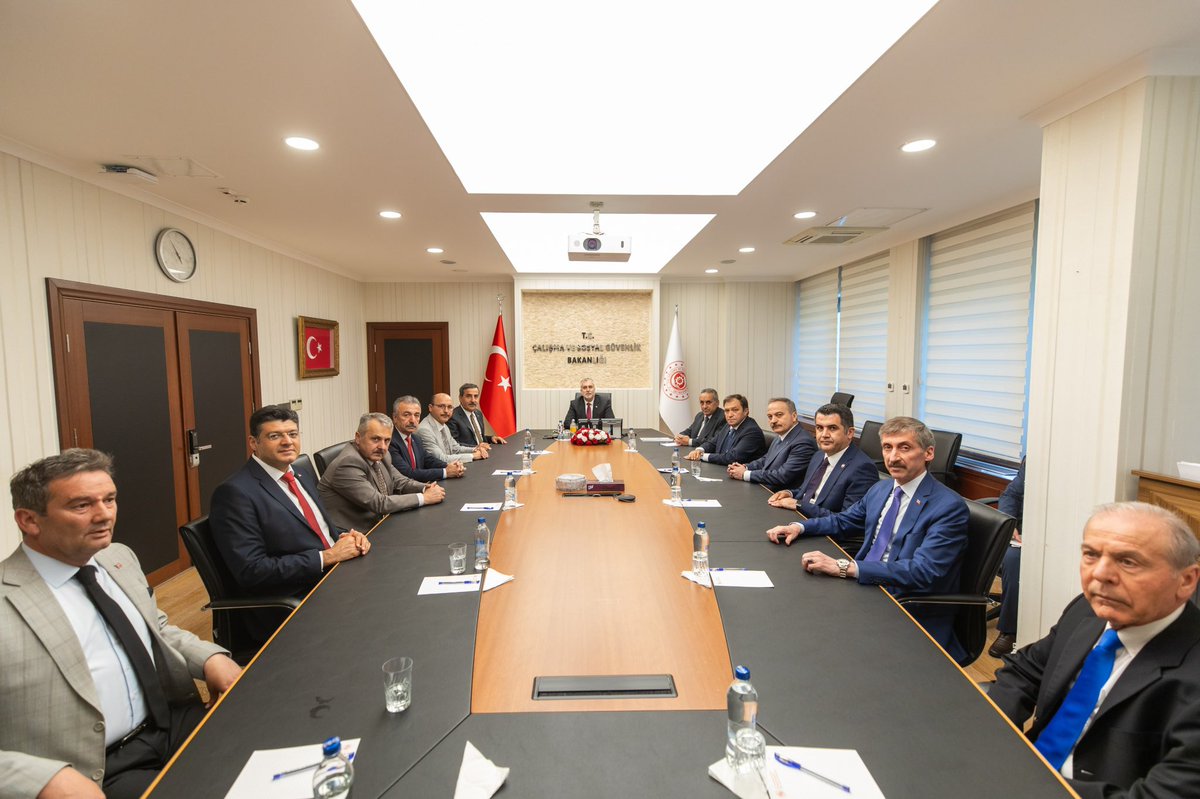 TurkesGuney's tweet photo. Türkiye Kamu-Sen Başkanlar Kurulu olarak Çalışma ve Sosyal Güvenlik Bakanlığı görevine atanan Prof. Dr. Sayın Vedat Işıkhan’ı ziyaret ederek hayırlı olsun dileklerimizi ilettik ve kendisine yeni görevinde başarılar diledik.
 
Çalışma hayatının sorunları ve çözüm noktasındaki önerilerimizi karşılıklı olarak paylaştığımız ziyaretimizde;

1.En düşük dereceli memur maaşını 22 bin TL’ye yükseltecek artışların bütün memurların maaşlarına aynı şekilde uygulanarak maaşlardaki erimenin telafi edilmesi, ardından enflasyon farkı ve 2023’ün ikinci yarısı için kararlaştırılan %6’lık zam verilerek maaş artışlarının sağlanması, kamu çalışanlarının büyümeden ve refahtan pay alması için üzerine refah payı ödemesinin eklenmesi, 
2.Ek gösterge konusunun, 1. dereceye gelmiş bütün kamu görevlilerinin ek gösterge rakamlarının 3600’e yükseltilmesi yoluyla çözüme kavuşturulması,  
3.Kamuda bayram ikramiyesi alamayan tek kesim olan memurlara da bayram ikramiyesi verilmesi, 
4.Yeni sosyal yardım kalemlerinin oluşturulması, var olan sosyal yardımların artırılması, kamu çalışanlarına kira, yemek, yol gibi mevcut sorunlarını çözecek nitelikte sosyal yardımlar verilmesi,
5.Yardımcı hizmetlilerimizin, kamu mühendislerinin, avukatların ve benzer teknik hizmetleri yürüten çalışanlarımızın beklentilerinin karşılanması, 
6.Toplu Sözleşme sürecinin etkinliği için 4688 sayılı Kanun’da değişiklik yapılması taleplerimizi dile getirdik.   

Türkiye Kamu-Sen Başkanlar Kurulu olarak, Sayın Bakan’a gösterdiği misafirperverlikten dolayı teşekkür ediyor, yeni görevinde başarılar diliyoruz. @isikhanvedat