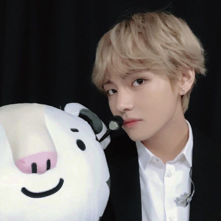 io9su's tweet photo. #Aukooktae          — Virtualitos

En dónde Taehyung es el nuevo admin de un cc en Twitter y por alguna razón logra tener un trato distinto de parte del admin principal, Jungkook, a quién consideran un amargado hasta que ven como es con Taehyung realmente. https://t.co/mbZA3CW0bU