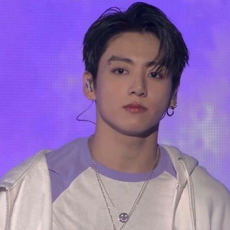 io9su's tweet photo. #Aukooktae          — Virtualitos

En dónde Taehyung es el nuevo admin de un cc en Twitter y por alguna razón logra tener un trato distinto de parte del admin principal, Jungkook, a quién consideran un amargado hasta que ven como es con Taehyung realmente. https://t.co/mbZA3CW0bU